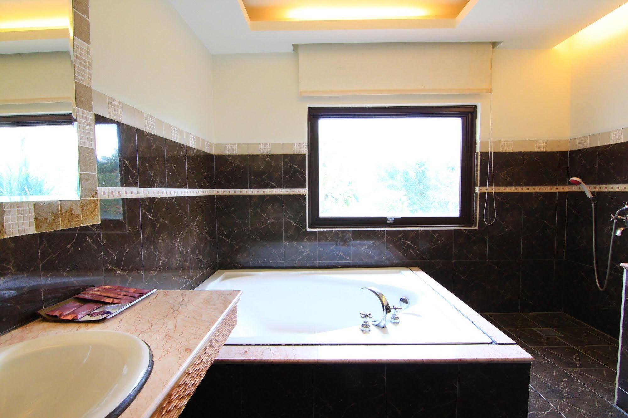 Palm Villa Guesthouse Nantou Ngoại thất bức ảnh